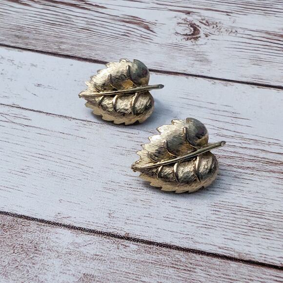Vintage Clip On Earrings Gold Tone Leaf 1" - Picture 4 of 8